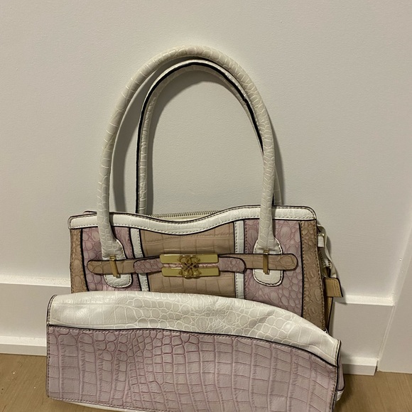 Guess Purse - Picture 4 of 4